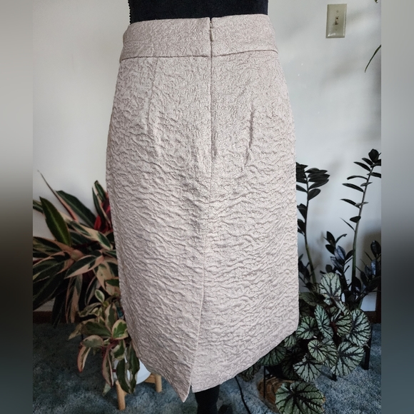 Banana Republic pencil skirt, size 6, cream with gold thread - Picture 2 of 5